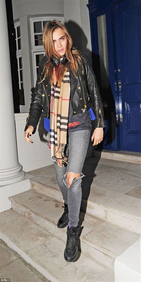 celebrities wearing burberry scarves